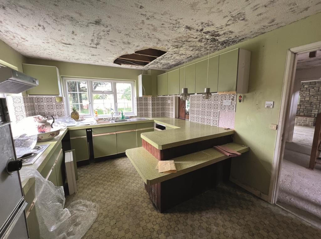 Lot: 128 - WATER DAMAGED DETACHED PROPERTY FOR REFURBISHMENT - General view of kitchen